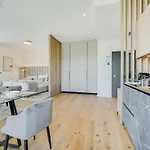Bright: Aicherpark 4*